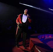 Sprechstallmeister Nikolai Tovarich bei der Premiere des ersten Winterprogrammes 2020 des Circus Krone am 25.12.2019 (©Foto: Martin Schmitz)